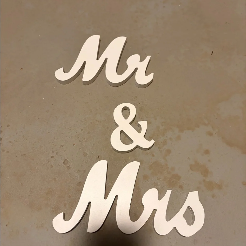 Elegant Cream 'Mr & Mrs' Wedding Sign